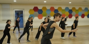 ibbnin-ucretsiz-yaz-sanat-programi-cocuklar-714-yas-araliginda-sanatla-bulusuyor-pMqFJqix.jpg