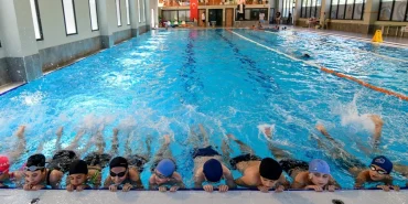 izmir-bornovada-yazin-ritmi-yuzme-havuzlarinda-atiyor-tjWsvhtf.webp