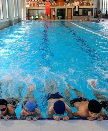 izmir-bornovada-yazin-ritmi-yuzme-havuzlarinda-atiyor-tjWsvhtf.webp