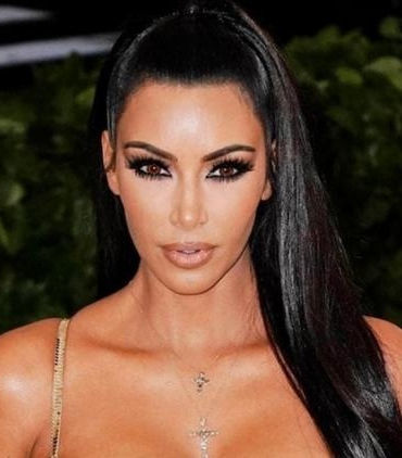 kim-kardashian-paris-moda-haftasinda-beklenmedik-kesimli-elbisesiyle-gundemde-a63W9qYX.jpg