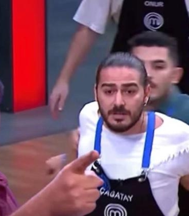 masterchef-turkiyede-cagatay-mehmet-gerilimi-eleme-oyunu-oncesi-surtusme-uhO4I6Mv.jpg