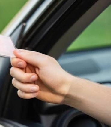 dunyada-ehliyet-sinavlarinda-goze-carpan-zorluklar-ve-maliyetler-ulkeler-bazinda-one-cikan-noktalar-KMSZ9ENh.jpg