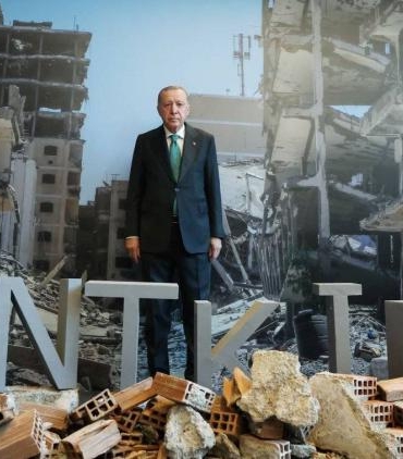 erdoganin-medeniyetimizde-sehir-ve-mekan-sergisi-onunde-cekilen-fotografi-tartisma-yaratti-7XXU6wdW.jpg