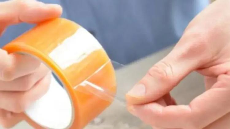 Kışta Pencere Boşluklarını Koli Bandı ile İzole Ederek Fiyat Tasarrufu Sağlayın