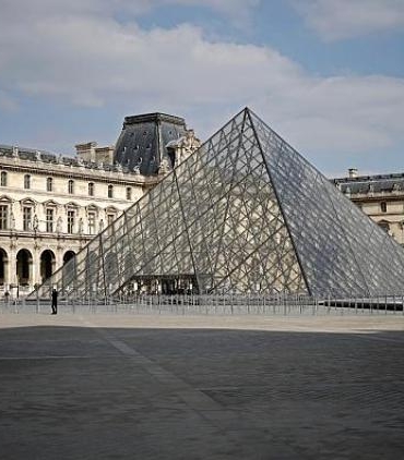 louvre-soygunu-adi-suclularin-eylemi-ulusal-guvenlik-onlemleri-artirildi-HZHtMUH9.jpg