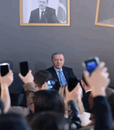 erdogan-genclerle-bulusmasinda-siire-gazele-performansina-eslik-etti-ve-kazanan-ceket-uzerine-soguk-oyunlar-dsQg6PEY.jpg