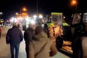 ipsalakipi-sinirinda-ciftci-eylemi-traktorlerle-yol-kapatildi-ve-gecisler-durdu-AzCStXmj.jpg