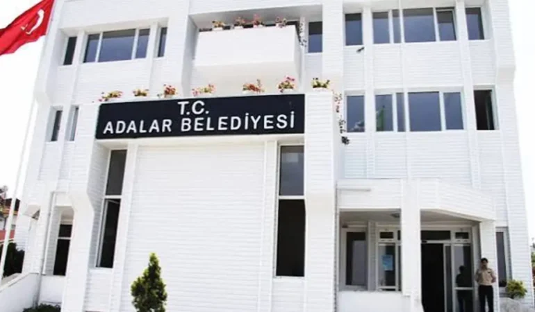 Adalar Belediyesi başkanvekilliği seçiminde AKP adayına oy veren üç CHP’li meclis üyesi disipline gönderildi