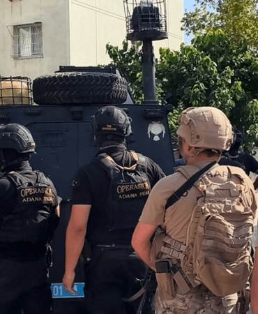 Adana'da Polise El Bombası ve Silahla Direnen Firari Zanlı Tutuklandı
