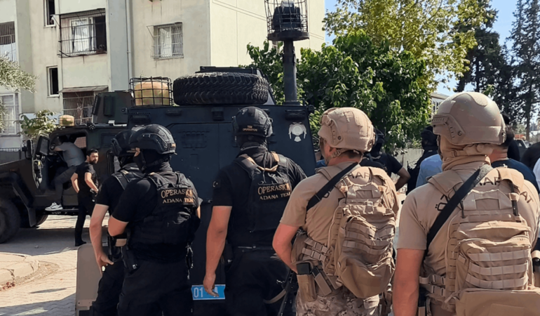 Adana’da Polise El Bombası ve Silahla Direnen Firari Zanlı Tutuklandı