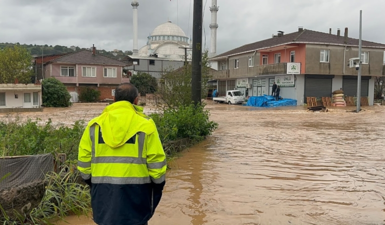 Sakarya Karasu’da Kuvvetli Yağış Sonrası Dere Taştı, Çok Sayıda Yapıyı Su Bastı