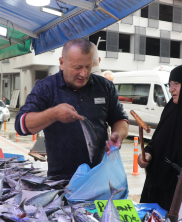Karadeniz'de bollaşan palamut Rize tezgahlarında 50 ile 100 liradan satılıyor