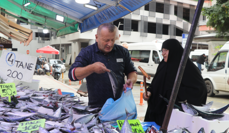 Karadeniz’de bollaşan palamut Rize tezgahlarında 50 ile 100 liradan satılıyor