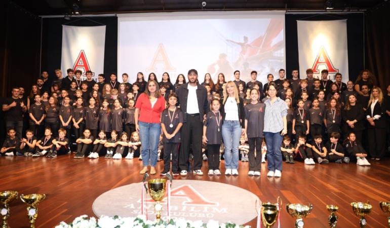 Anabilim Spor Kulübü Yeni Sezon Açılışında Başarılı Genç Sporcuları Ödüllendirdi